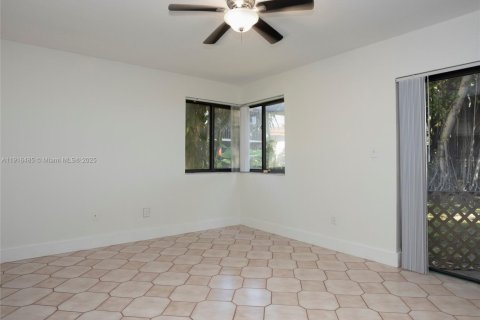 Condo in Miami, Florida, 2 bedrooms  № 1972709 - photo 17