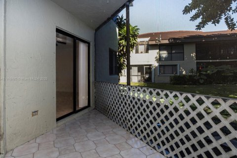 Condo in Miami, Florida, 2 bedrooms  № 1972709 - photo 15