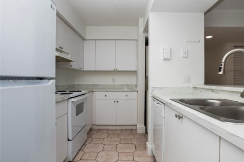 Condo in Miami, Florida, 2 bedrooms  № 1972709 - photo 11