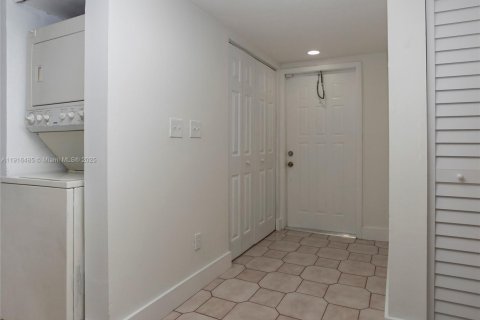 Condo in Miami, Florida, 2 bedrooms  № 1972709 - photo 5