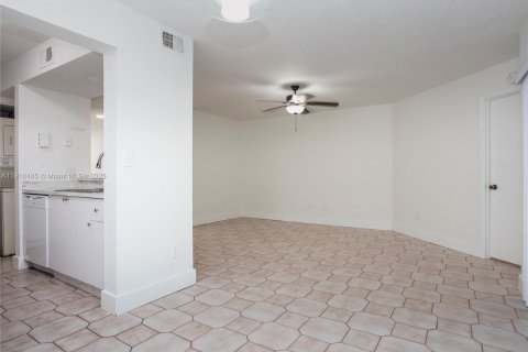 Condo in Miami, Florida, 2 bedrooms  № 1972709 - photo 7