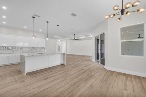 Casa en venta en Cape Coral, Florida, 4 dormitorios № 2022012 - foto 15