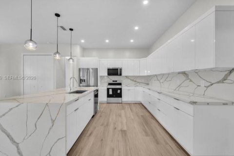 Casa en venta en Cape Coral, Florida, 4 dormitorios № 2022012 - foto 9