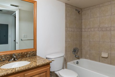 Condo in Port St. Lucie, Florida, 2 bedrooms № 2262866 - photo 11