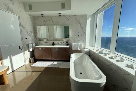 Снять в аренду кондоминиум в Санни-Айлс-Бич, Флорида 4 спальни, 384.71м2, № 2036626 - фото 17