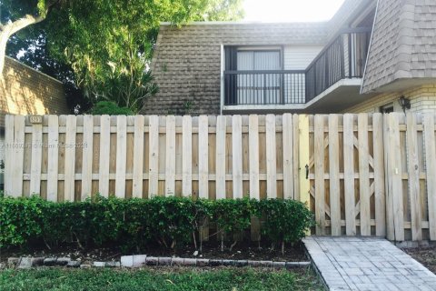 Townhouse in North Lauderdale, Florida 2 bedrooms, 142.14 sq.m. № 1754265 - photo 1