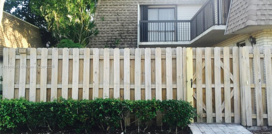 Townhouse in North Lauderdale, Florida 2 bedrooms, 142.14 sq.m. № 1754265
