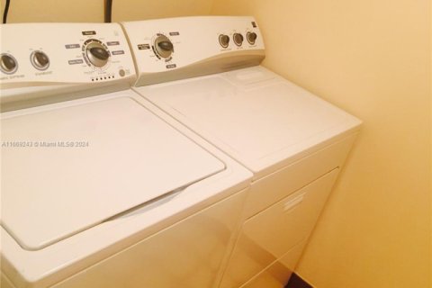 Townhouse in North Lauderdale, Florida 2 bedrooms, 142.14 sq.m. № 1754265 - photo 4