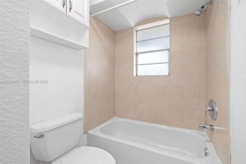 Copropriété à louer à Palmetto Bay, Floride: 1 chambre, 61.69 m2 № 2316171 - photo 12
