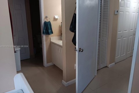 Купить кондоминиум в Хайалиа, Флорида 2 спальни, 102.75м2, № 2054679 - фото 13