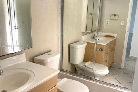 Снять в аренду кондоминиум в Норт-Лодердейл, Флорида 2 спальни, 92.9м2, № 1986799 - фото 9