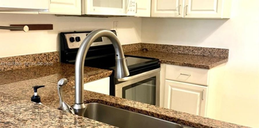 Кондоминиум с 2 спальнями в Норт-Лодердейл, Флорида № 1986799