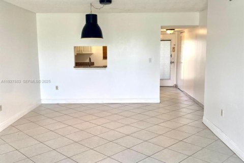 Снять в аренду кондоминиум в Норт-Лодердейл, Флорида 2 спальни, 92.9м2, № 1986799 - фото 3