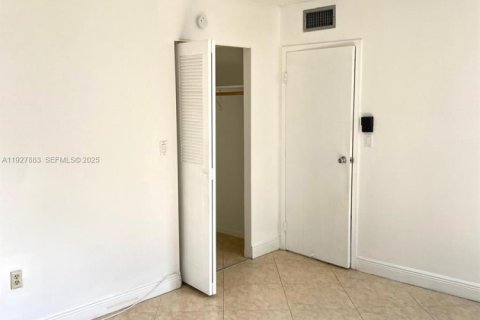 Снять в аренду кондоминиум в Норт-Лодердейл, Флорида 2 спальни, 92.9м2, № 1986799 - фото 6