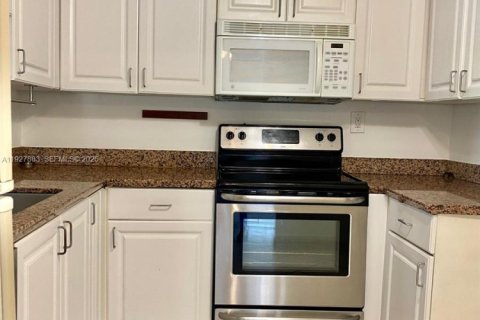 Снять в аренду кондоминиум в Норт-Лодердейл, Флорида 2 спальни, 92.9м2, № 1986799 - фото 2