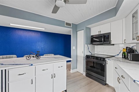 Condo in Saint Petersburg, Florida, 1 bedroom  № 2429302 - photo 19
