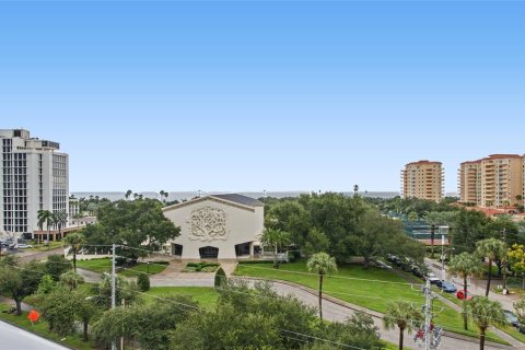 Condo in Saint Petersburg, Florida, 1 bedroom  № 2429302 - photo 11