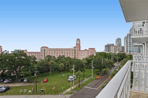 Condo in Saint Petersburg, Florida, 1 bedroom  № 2429302 - photo 30