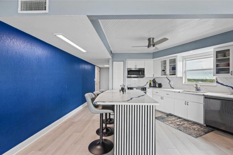 Condo in Saint Petersburg, Florida, 1 bedroom  № 2429302 - photo 20