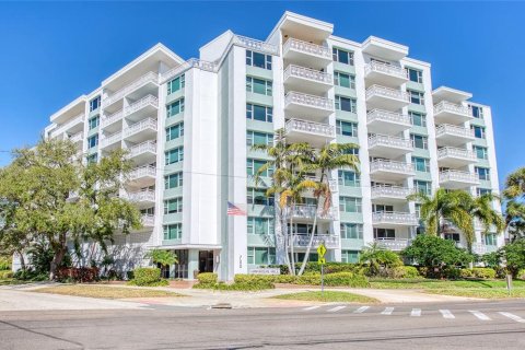 Condo in Saint Petersburg, Florida, 1 bedroom  № 2429302 - photo 2