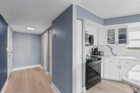Condo in Saint Petersburg, Florida, 1 bedroom  № 2429302 - photo 16