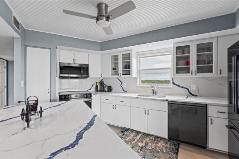 Condo in Saint Petersburg, Florida, 1 bedroom  № 2429302 - photo 14