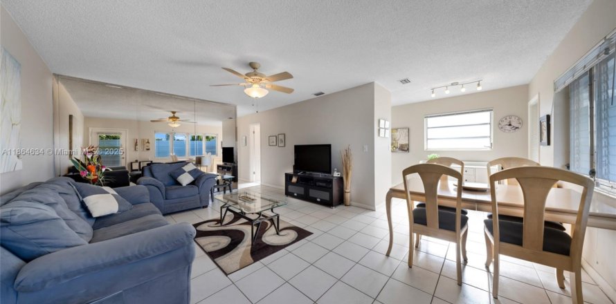 Condominio en Miami, Florida, 2 dormitorios  № 1892843
