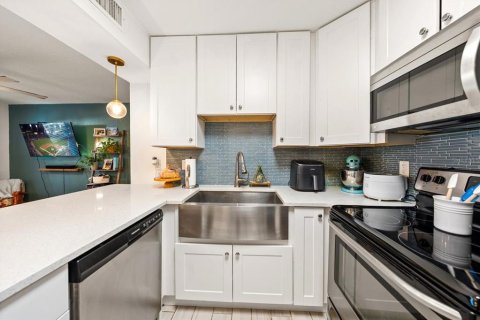 Condo in Tampa, Florida, 2 bedrooms № 2100765 - photo 13