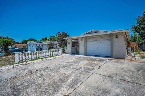 House in New Port Richey, Florida 3 bedrooms, 122.45 sq.m. № 2221662