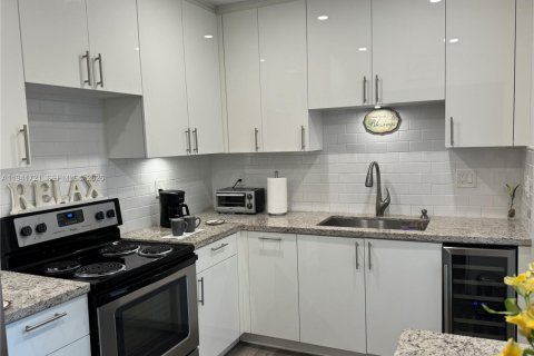 Villa ou maison à vendre à Miami, Floride: 5 chambres, 145.86 m2 № 1998944 - photo 7