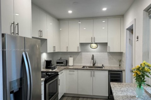 Villa ou maison à vendre à Miami, Floride: 5 chambres, 145.86 m2 № 1998944 - photo 5