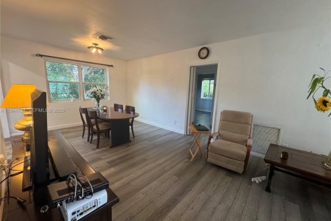 Villa ou maison à vendre à Miami, Floride: 5 chambres, 145.86 m2 № 1998944 - photo 11