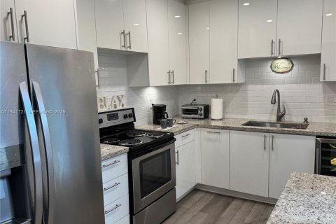 Villa ou maison à vendre à Miami, Floride: 5 chambres, 145.86 m2 № 1998944 - photo 6