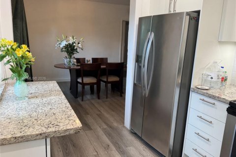 Villa ou maison à vendre à Miami, Floride: 5 chambres, 145.86 m2 № 1998944 - photo 8