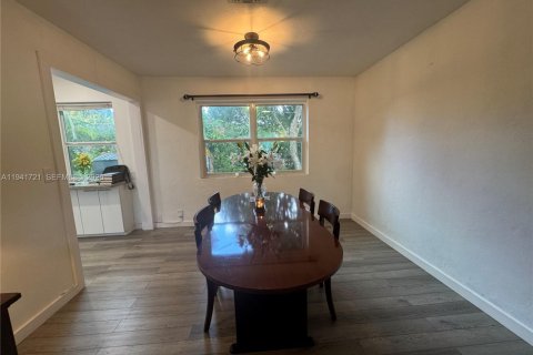 Villa ou maison à vendre à Miami, Floride: 5 chambres, 145.86 m2 № 1998944 - photo 12