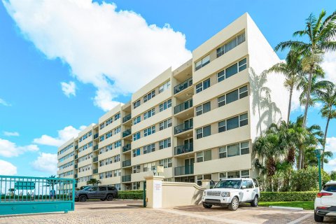 Condo in Hillsboro Beach, Florida, 2 bedrooms  № 2250407 - photo 2