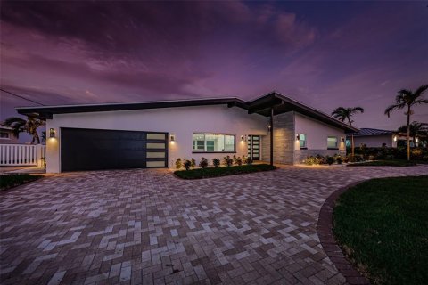 Villa ou maison à louer à Saint Pete Beach, Floride: 3 chambres, 171.87 m2 № 2413413 - photo 4