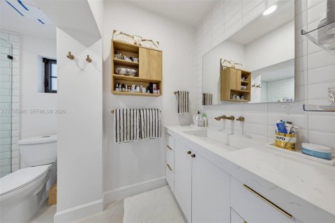 Villa ou maison à louer à Coral Gables, Floride: 3 chambres, 174.84 m2 № 2422242 - photo 13