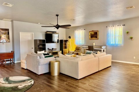 House in Okeechobee, Florida 3 bedrooms, 312.52 sq.m. № 2182773 - photo 9