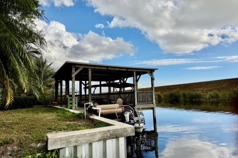 House in Okeechobee, Florida 3 bedrooms, 312.52 sq.m. № 2182773 - photo 2