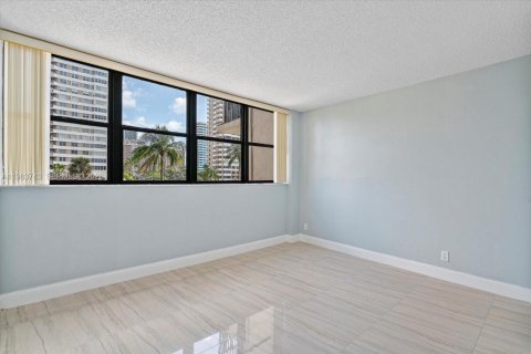 Condominio en venta en Hallandale Beach, Florida, 3 dormitorios, 126.35 m2 № 2049463 - foto 9