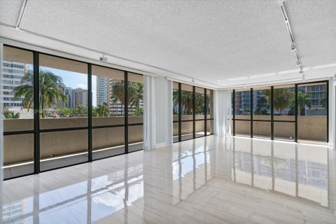 Condominio en venta en Hallandale Beach, Florida, 3 dormitorios, 126.35 m2 № 2049463 - foto 2