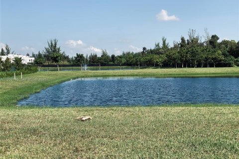 Propiedad comercial en venta en Doral, Florida № 1992106 - foto 8