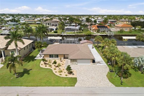 House in Port Charlotte, Florida 3 bedrooms, 188.87 sq.m. № 2350334