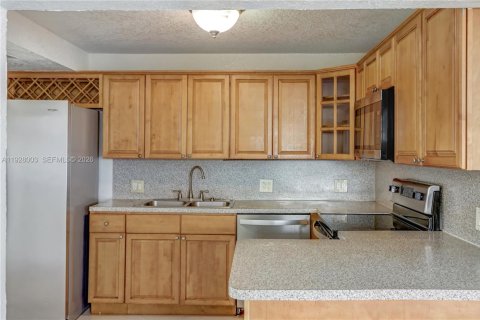 House in Hialeah, Florida 3 bedrooms, 159.42 sq.m. № 1988525 - photo 23