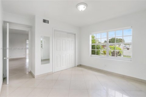 Casa en venta en Hialeah, Florida, 3 dormitorios, 159.42 m2 № 1988525 - foto 9