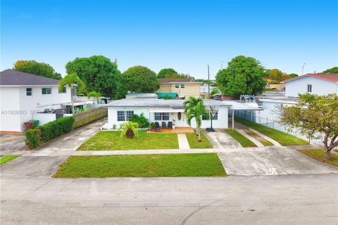Villa ou maison à vendre à Hialeah, Floride: 2 chambres, 159.42 m2 № 1988525 - photo 2