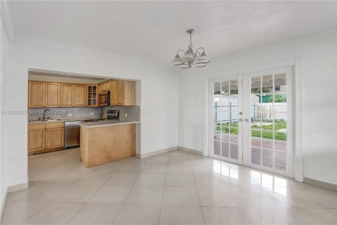 House in Hialeah, Florida 3 bedrooms, 159.42 sq.m. № 1988525 - photo 24