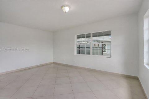 Casa en venta en Hialeah, Florida, 3 dormitorios, 159.42 m2 № 1988525 - foto 7
