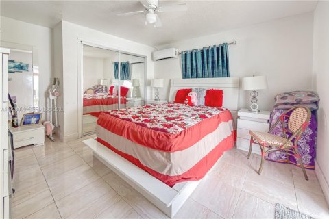 Casa en venta en Hialeah, Florida, 3 dormitorios, 159.42 m2 № 1988525 - foto 18